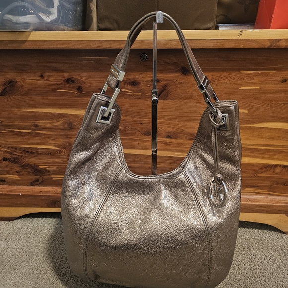 Michael Kors metallic shoulder bag - Picture 2 of 13